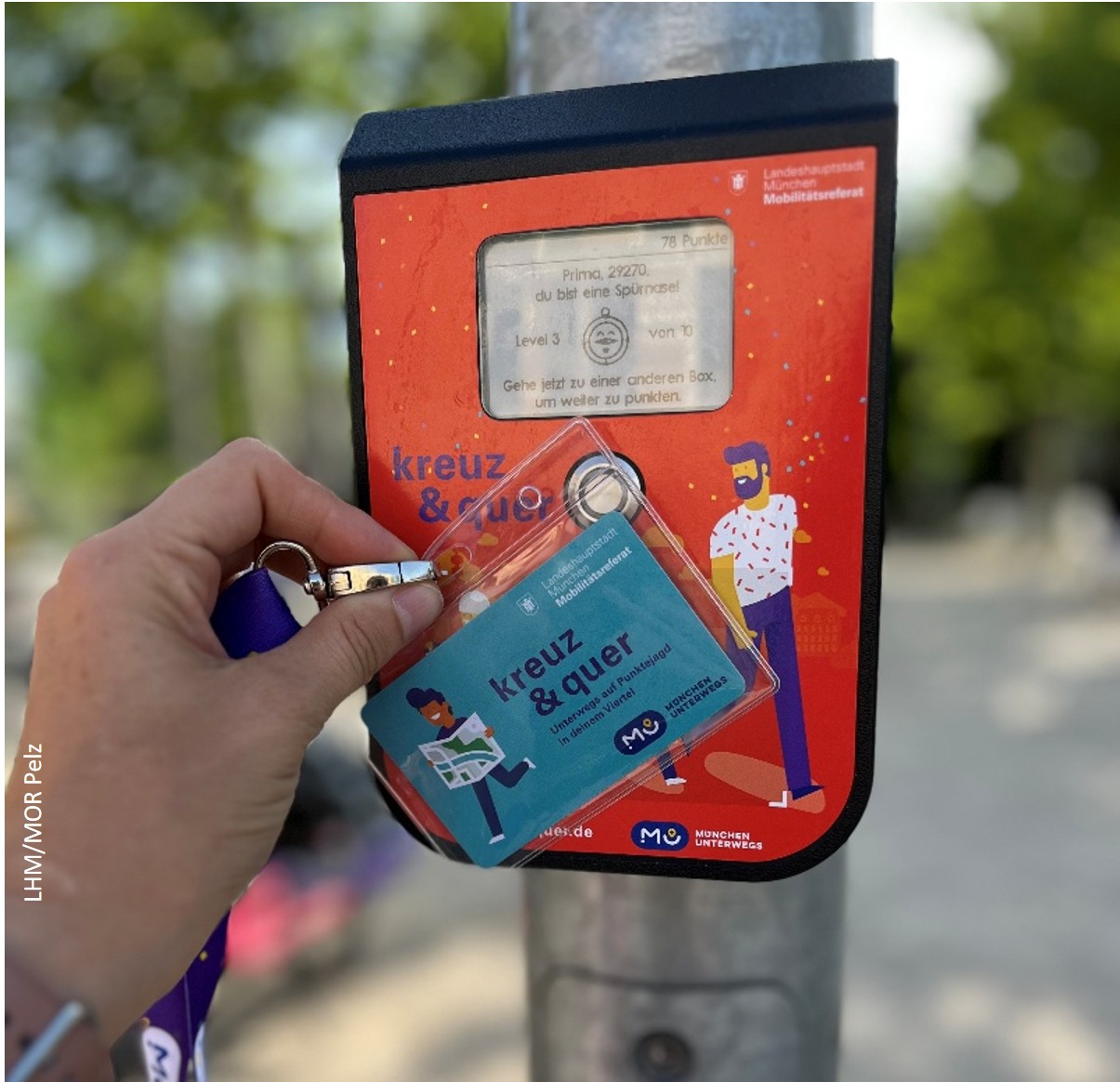 Kreuzundquer Punktebox mit Laufspielkarte auf dem Scanner